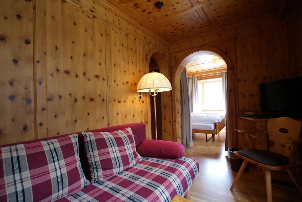 Hotel Bellaval Scuol Pokoj fotografie