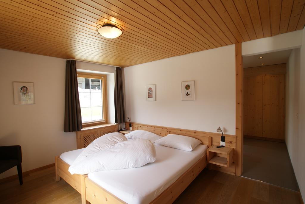 Hotel Bellaval Scuol Pokoj fotografie
